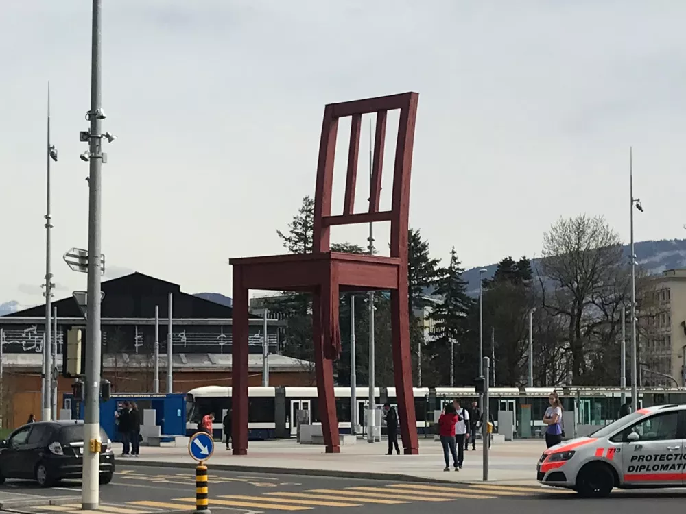 La Broken Chair, chaise cassée en bon français, est avant tout un symbole qui vise à sensibiliser l’opinion public sur l’utilisation des mines antipersonnel. 