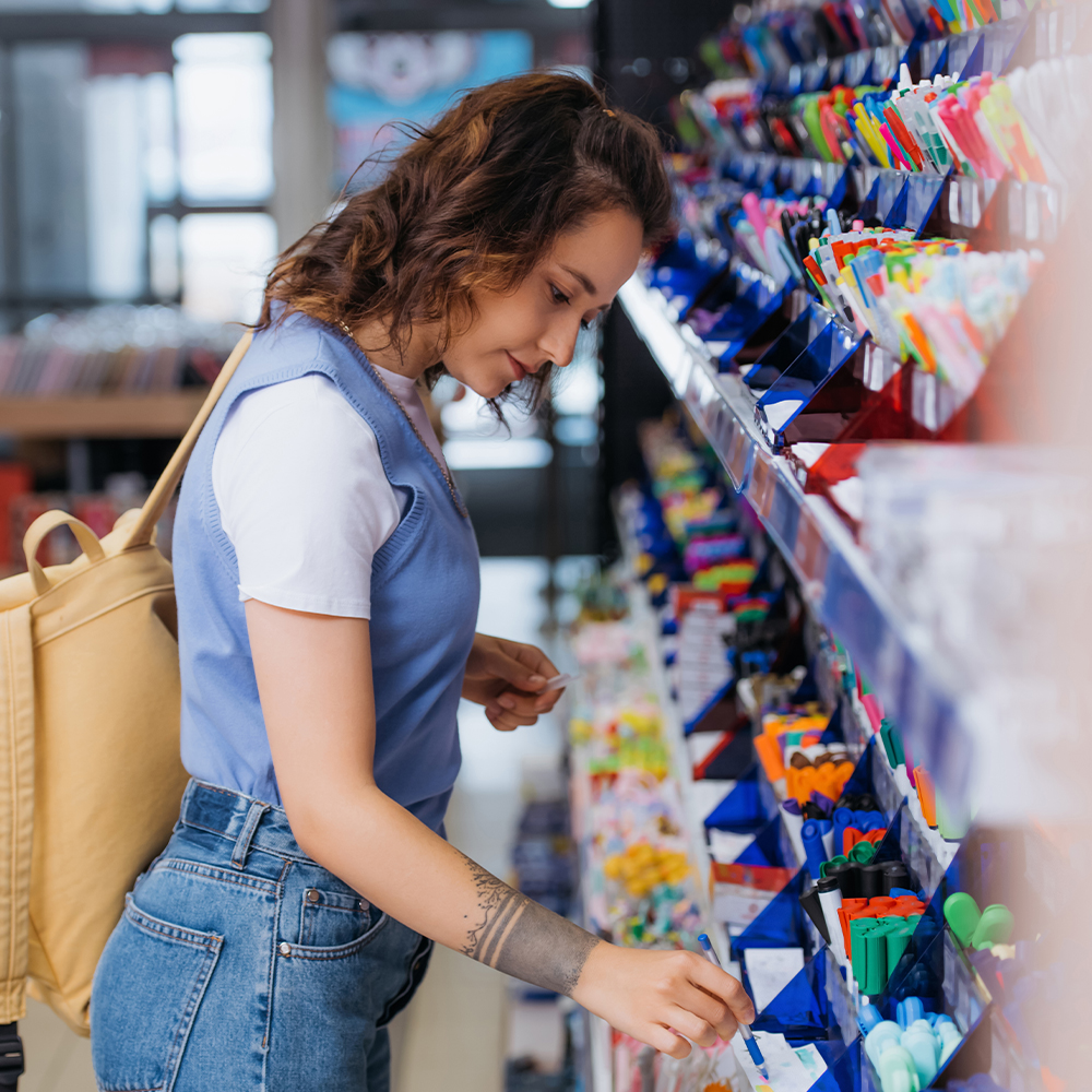 Photo d'une femme dans un commerce genevois. La photo illustre la votation à Genève sur l'ouverture dominicale des commerces.