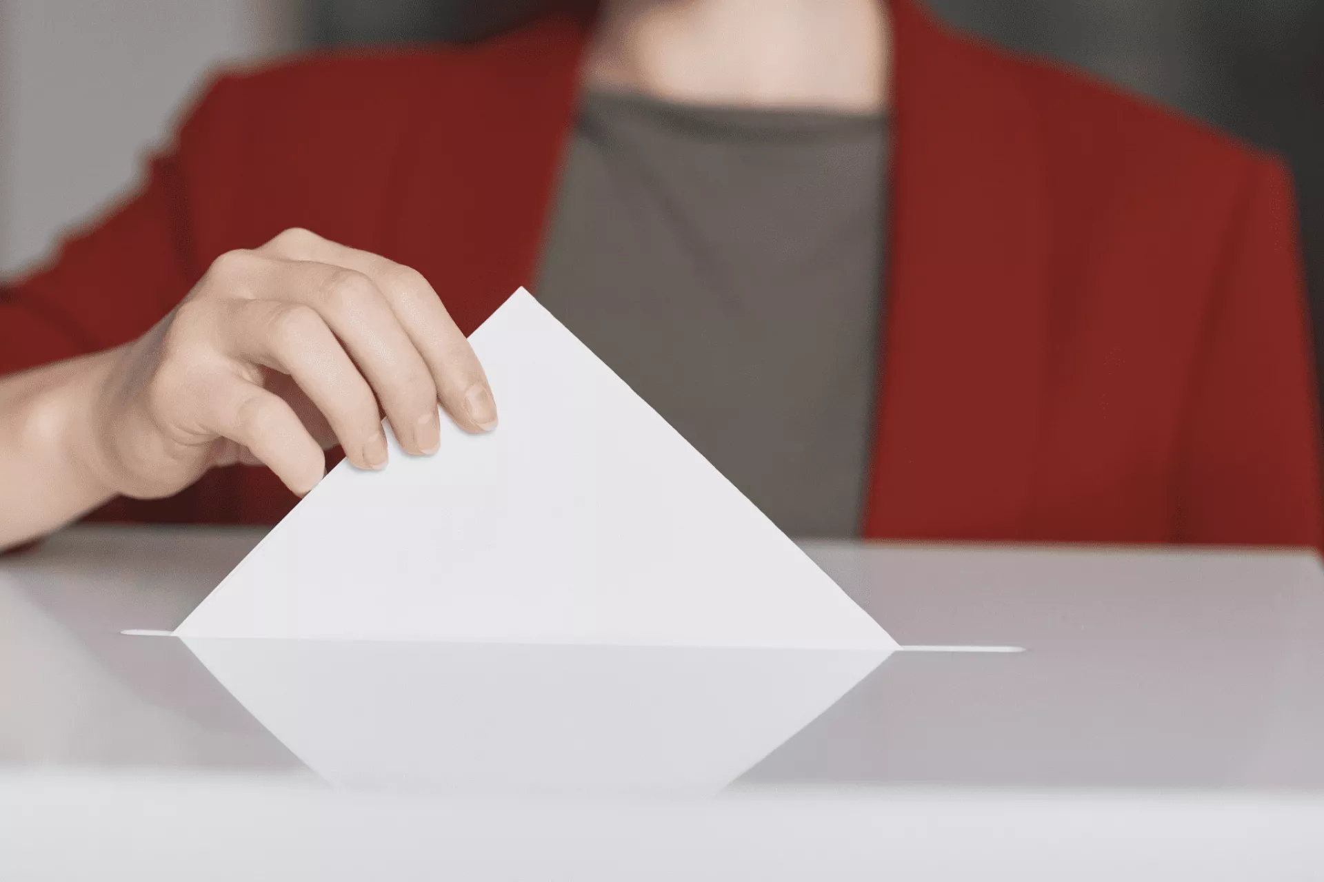 Enveloppe de vote glissée dans une urne