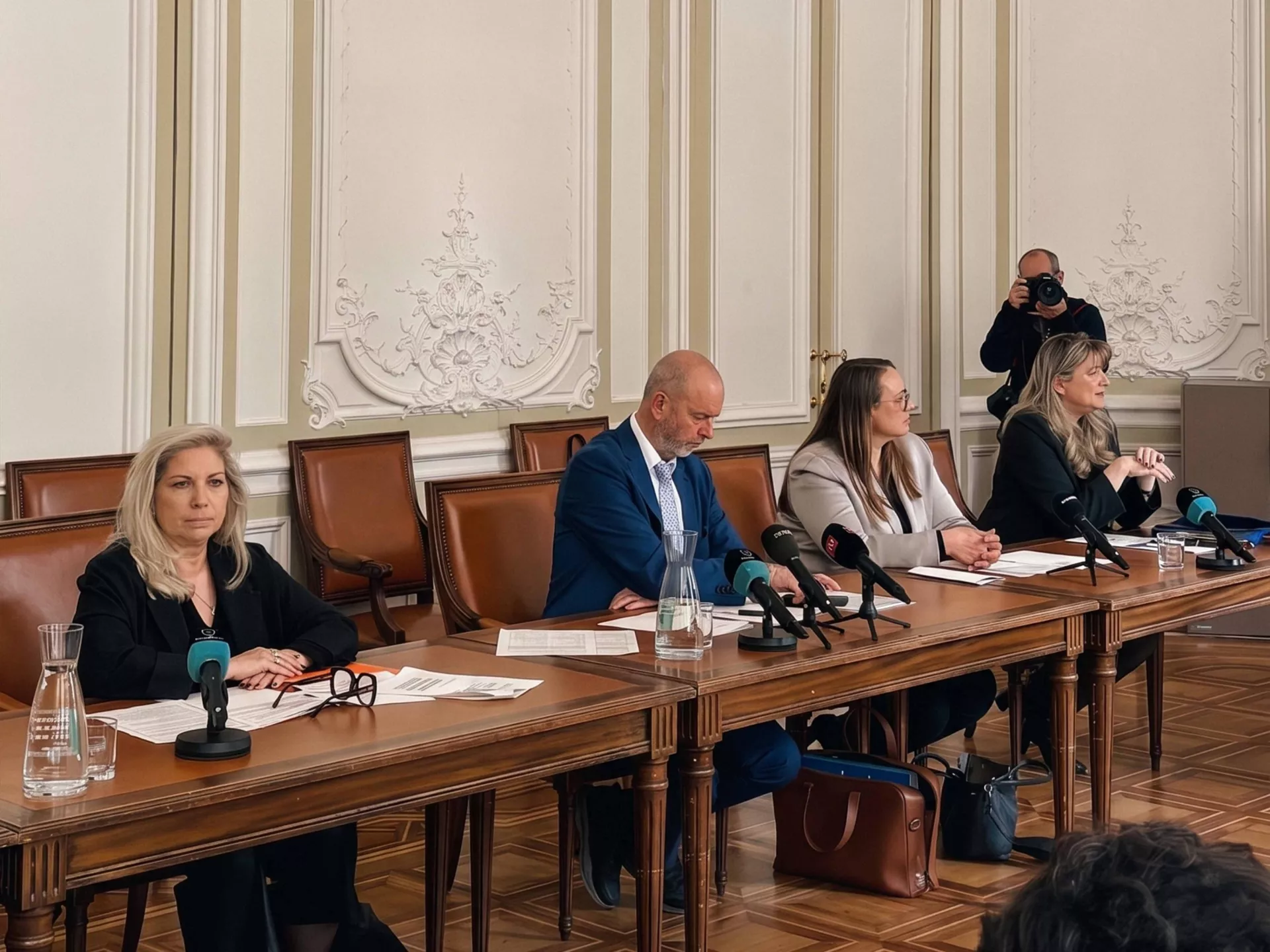 Nathalie Fontanet, Thierry Apothéloz, Carole-Anne Kast et Monica Bonfanti lors de la conférence de presse du 13 mai 2026.